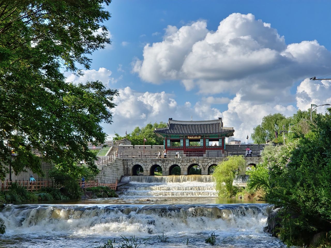 Hwahongmun Gate & Banghwasuryujeong Pavilion