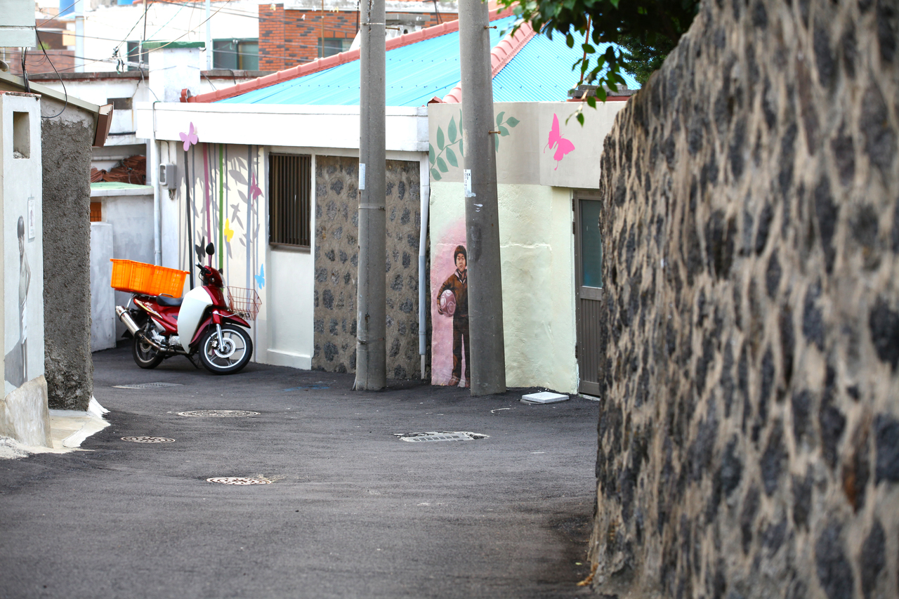 Dumaengi-gil Mural Alley